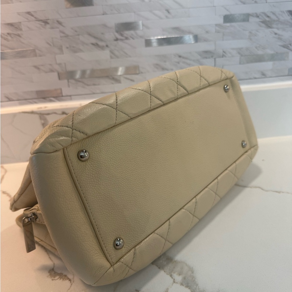 CHANEL Light Beige Quilted Shoulder Bag - Picture 9 of 17